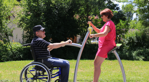 Senior et PMR qui font du fitness
