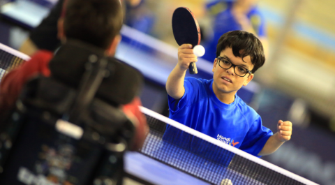 Adolescents porteurs de handicap qui jouent au tennis de table